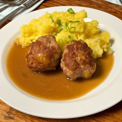 Mleté vepřové biftečky plněné čedarem, šťouchané brambory