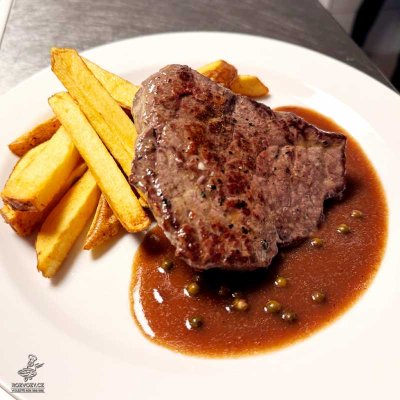 Hovězí Top Side steak, pepřová omáčka, domácí hranolky