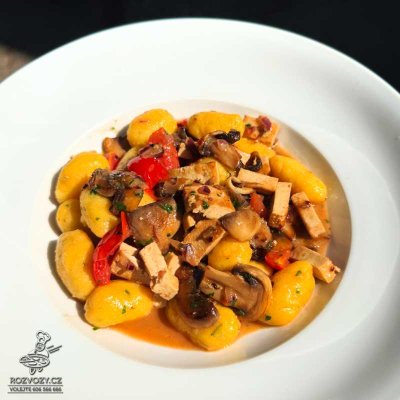 Vege polentové noky s uzeným tofu a žampiony