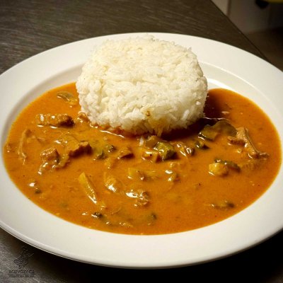 Vepřové nudličky Stroganov, dušená rýže