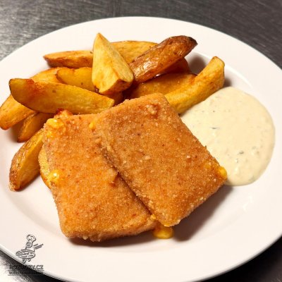 Smažený sýr CHEDDAR, naše americké brambory, domácí tatarka