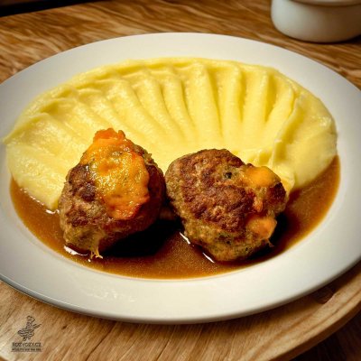 Mleté krůtí biftečky plněné sýrem chedar, domácí bramborová kaše