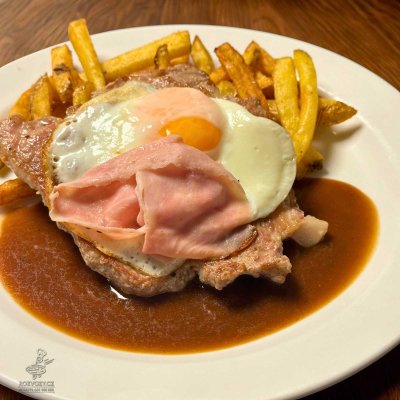 Vepřový steak se sázeným vejcem a šunkou, domácí hranolky