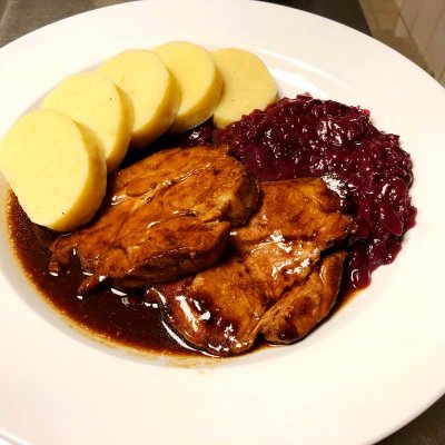 PEČENÁ KRKOVIČKA, DOMÁCÍ BRAMBOROVÝ KNEDLÍK, ČERVENÉ ZELÍ S BRUSINKAMI