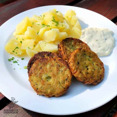 Smažené cuketové placičky, vařený brambor, domácí tatarská omáčka