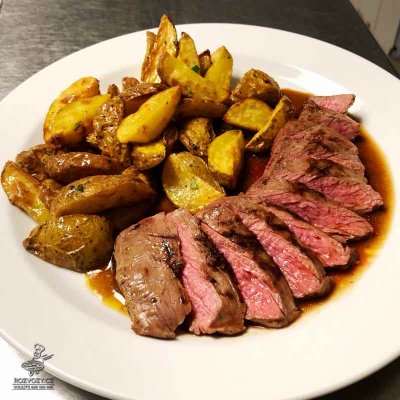Flank steak, silná masová omáčka, pečené česnekové brambory