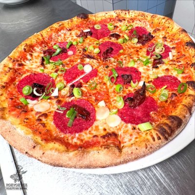 Pizza salami con pomodori secchi