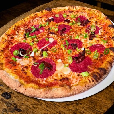 Pizza salami con pomodori secchi