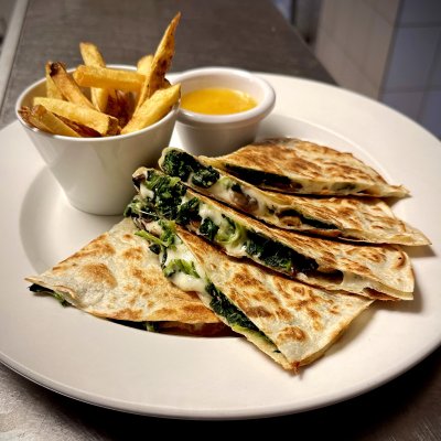 QUESADILLA ŠPENÁT, MANGO + HRANOLKY