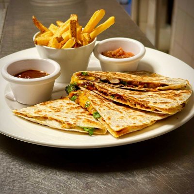 QUESADILA TRHANÉ KUŘECÍ + HRANY + RELISH + BBQ dip