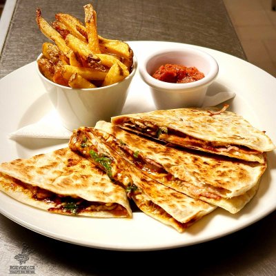 QUESADILA TRHANÉ KUŘECÍ + HRANY + RELISH