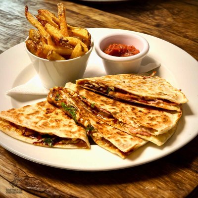 QUESADILLA TRHANÉ KUŘECÍ + HRANY + ZAKYS.SMETANA S PAŽITKOU