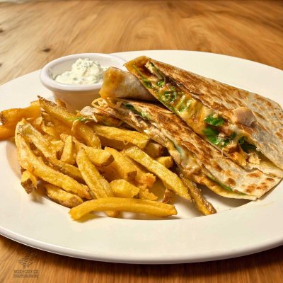 QUESADILLA TRHANÉ KUŘECÍ + HRANY + ZAKYS.SMETANA S PAŽITKOU