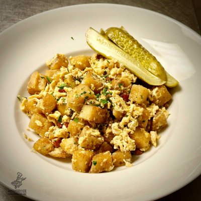 KNEDLÍKY S VEJCI A SLANINOU, OKURKA