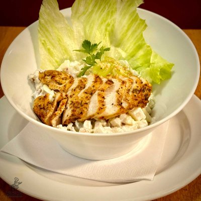 WALDORSKÝ SALÁT S FILÍROVANÝM KUŘECÍM PRSEM