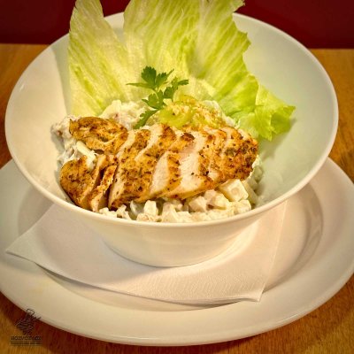 WALDORSKÝ SALÁT S GRILOVANÝM KUŘECÍM PRSEM