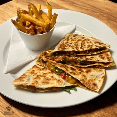 QUESADILLA S TRHANÝM HOVĚZÍM + DOMÁCÍ HRANY