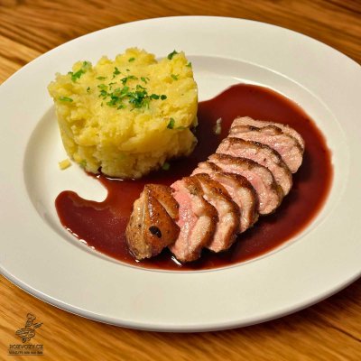 GRILOVANÁ KACHNÍ PRSA, ŠTOUCHANÝ BRAMBOR