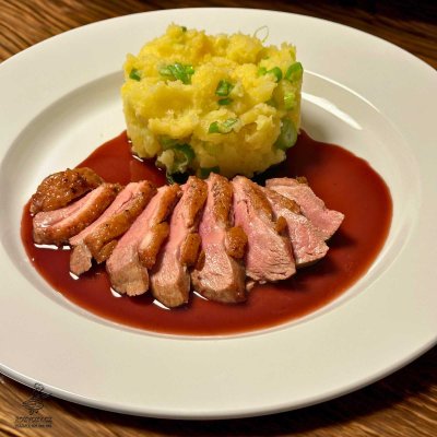 GRILOVANÁ KACHNÍ PRSA, ŠTOUCHANÝ BRAMBOR