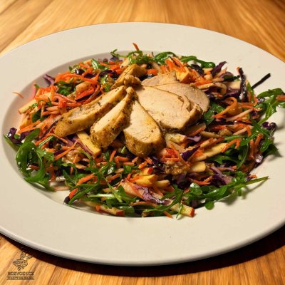 ZELENINOVÝ SALÁT Z ČERSTVÉHO ČERVENÉHO ZELÍ, FILÍROVANÉ KUŘECÍ PRSO