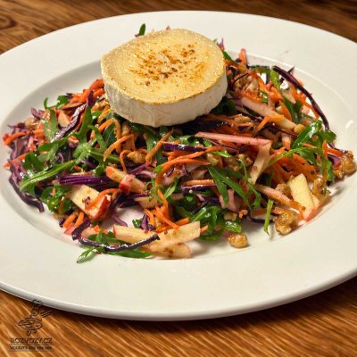 ZELENINOVÝ SALÁT Z ČERSTVÉHO ČERVENÉHO ZELÍ, GRATINOVANÝ KOZÍ SÝR