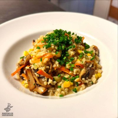 Rizoto z bulguru s cuketou, kukuřicí, žampiony a mrkví, sypané pažitkou