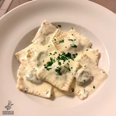 Domácí ravioly se špenátem a sýrovou omáčkou