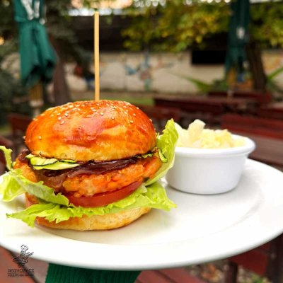 Hamburger z červené čočky s uzenou mozzarellou, domácí hranolky