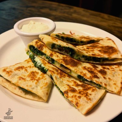Quesadilla s listovým špenátem a žampiony, zakysaná smetana