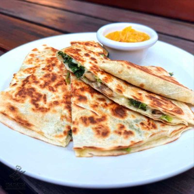 Quesadilla s listovým špenátem a žampiony, mango chutney