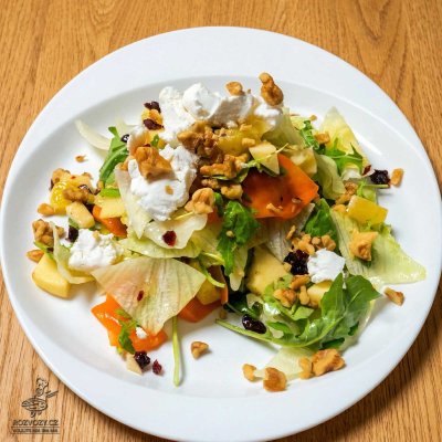 ZELENINOVÝ SALÁT S BRUSINKAMI A KOZÍM SÝREM