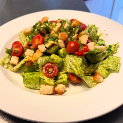 ZELENINOVÝ SALÁT S LILKEM, PESTEM A KRUTONY