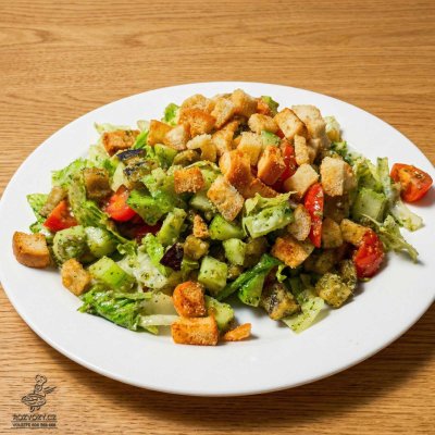 ZELENINOVÝ SALÁT S LILKEM, PESTEM A KRUTONY