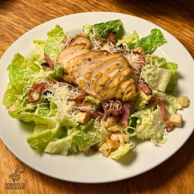 SALÁT CAESAR S KUŘECÍM MASEM A SLANINOU