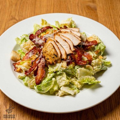 SALÁT CAESAR S KUŘECÍM MASEM A SLANINOU