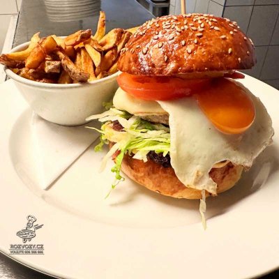 VEPŘOVÝ BURGER S VOLSKÝM OKEM