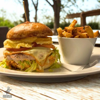 VEPŘOVÝ BURGER S KRÉMOVÝM VEJCEM