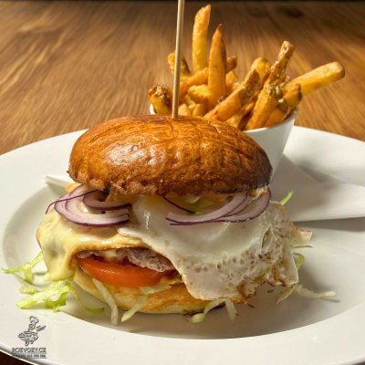 VEPŘOVÝ BURGER S VOLSKÝM OKEM