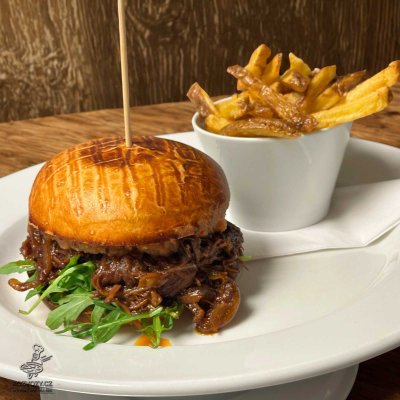 HOVĚZÍ TRHANÝ HAMBURGER, DOMÁCÍ HRANOLKY