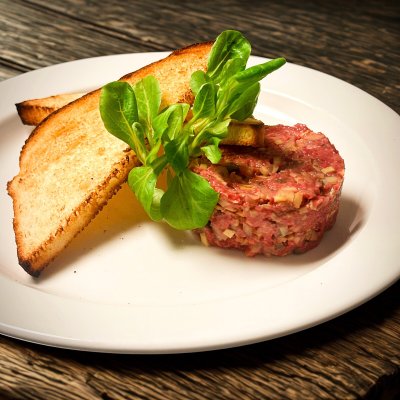 Hovězí tataráček s žampionovým relish