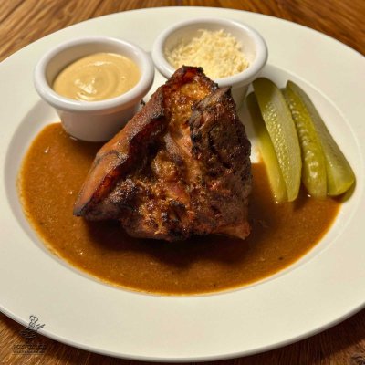 PEČENÉ VYKOŠTĚNÉ ZADNÍ KOLENO, KŘEN, HOŘČICE, CHLÉB