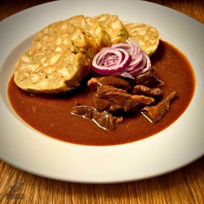 KANČÍ GULÁŠ, CIBULE, KARLOVARSKÝ KNEDLÍK