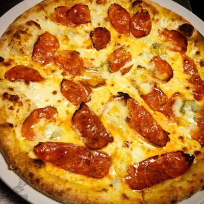 PIZZA GORGONZOLA E SALAME PICCANTE