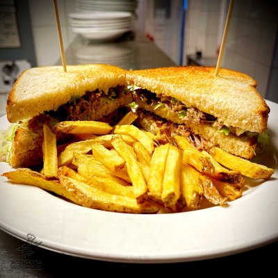 VEPŘOVÝ TRHANÝ SANDWICH, NAŠE HRANOLKY