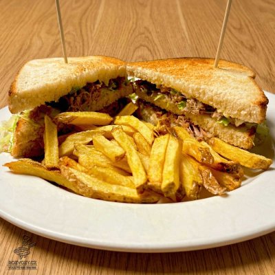 VEPŘOVÝ TRHANÝ SANDWICH, NAŠE HRANOLKY