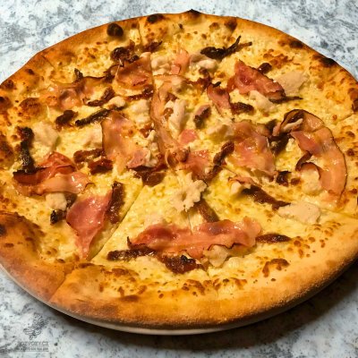 PIZZA BIANCA CON POLLO E POMODORI SECCHI